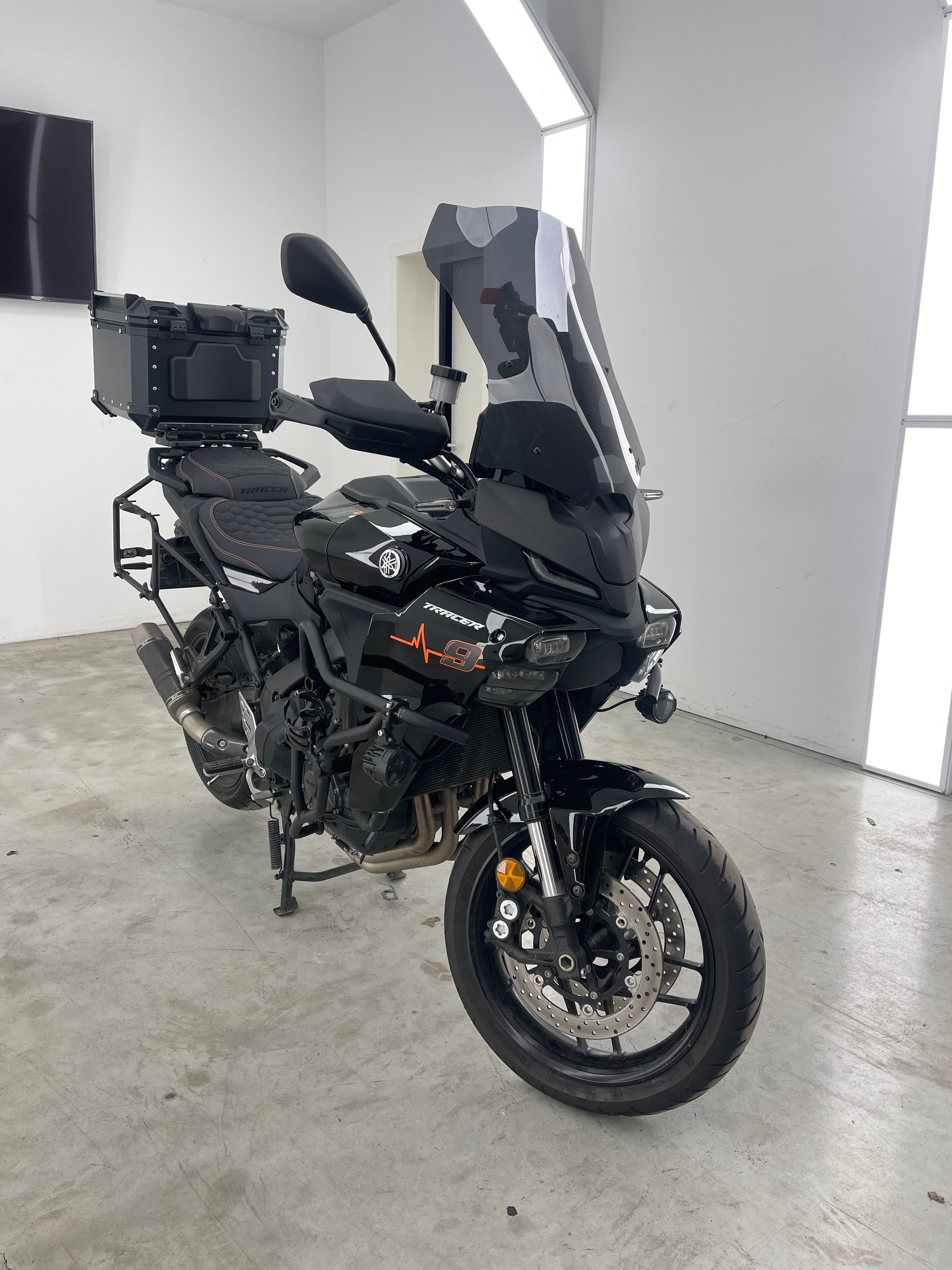 Yamaha Tracer avec stickers racing personnalisés par Cover'A