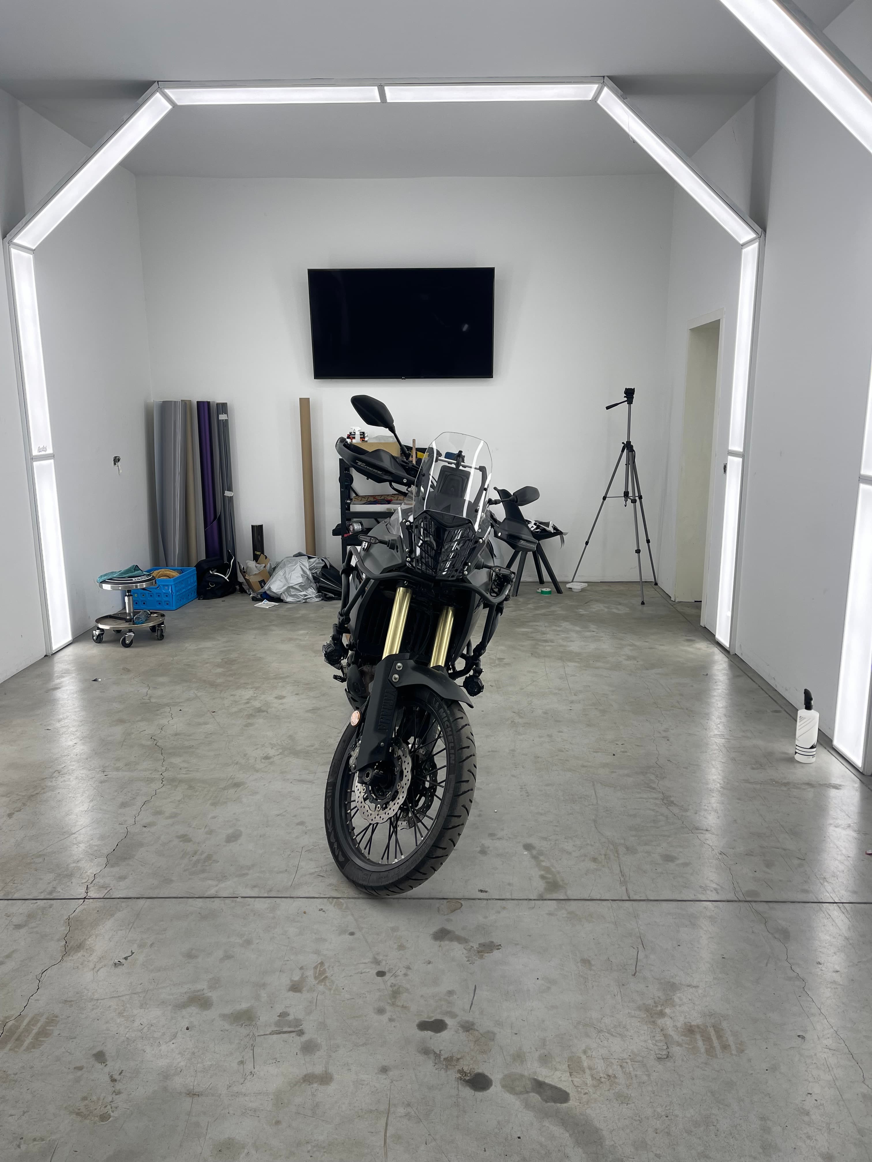 Moto dans l'atelier Cover'A pour entretien mécanique