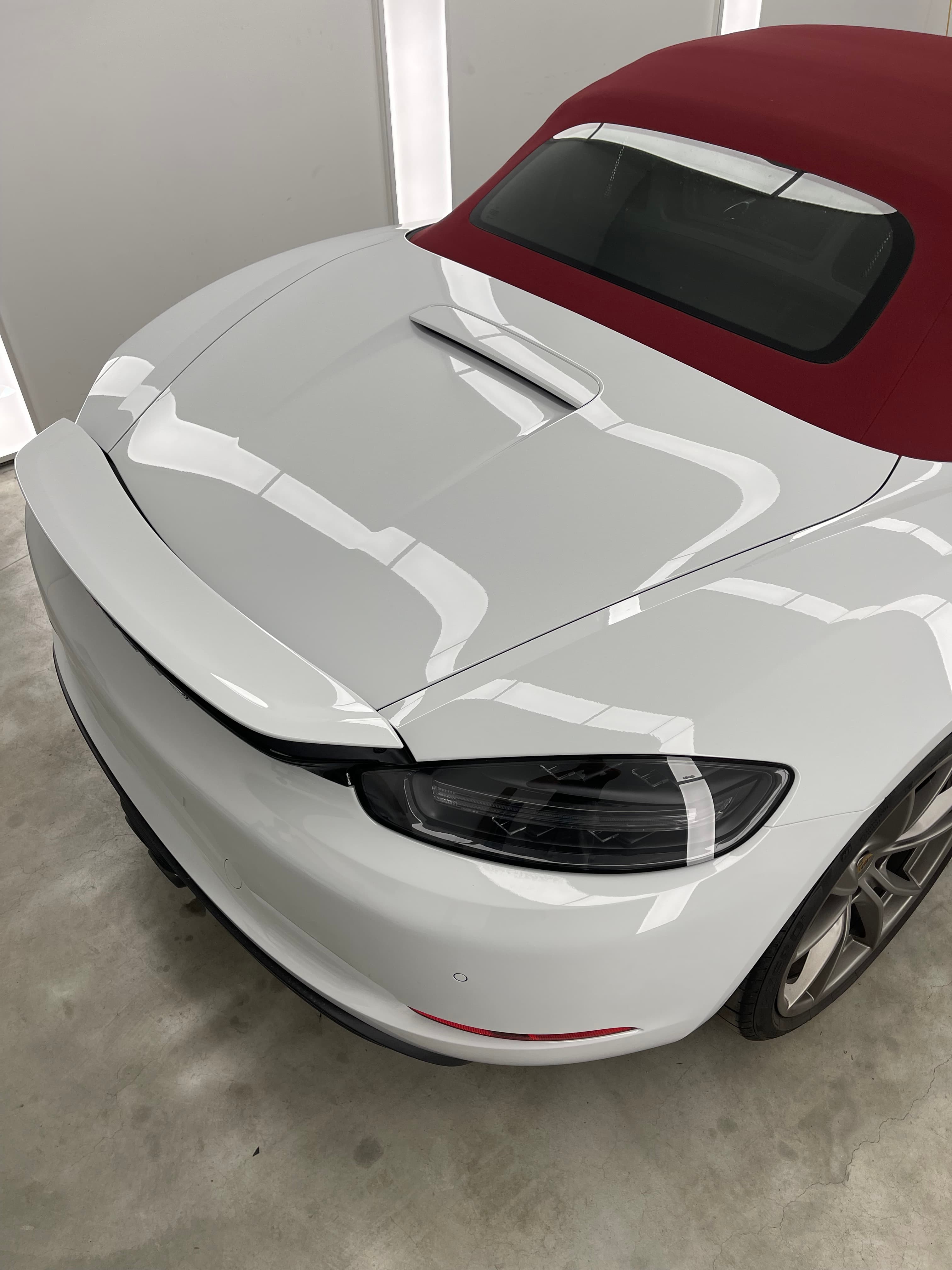 Détail capot Porsche avec protection PPF chez Cover'A