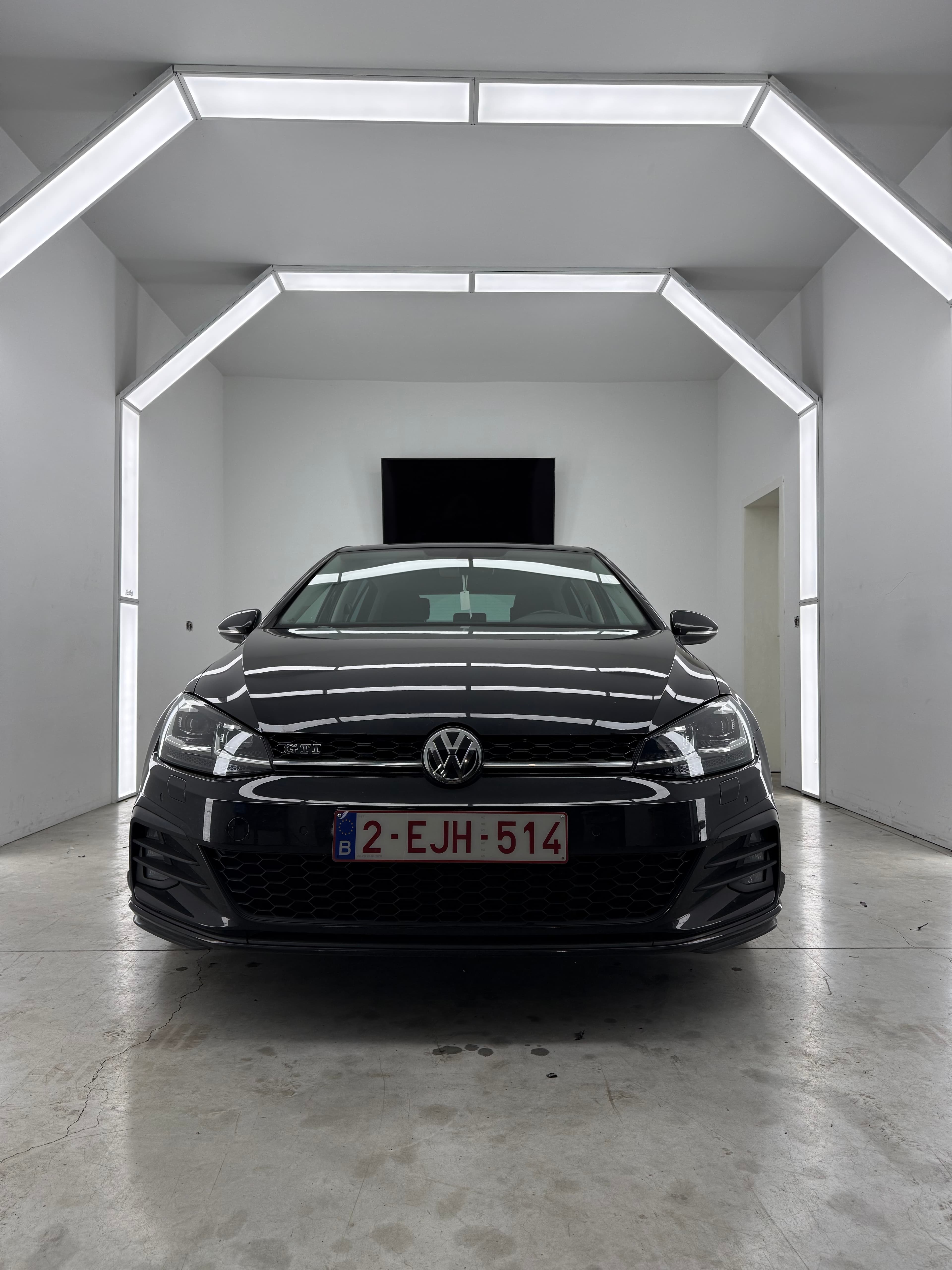 Volkswagen Golf noire avec chrome delete dans l'atelier